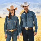 Hombre y mujer con sombreros vaqueros y outfits de mezclilla.