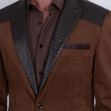 Acercamiento al pecho destacando la solapa contrastante y bolsillo tipo ojal.