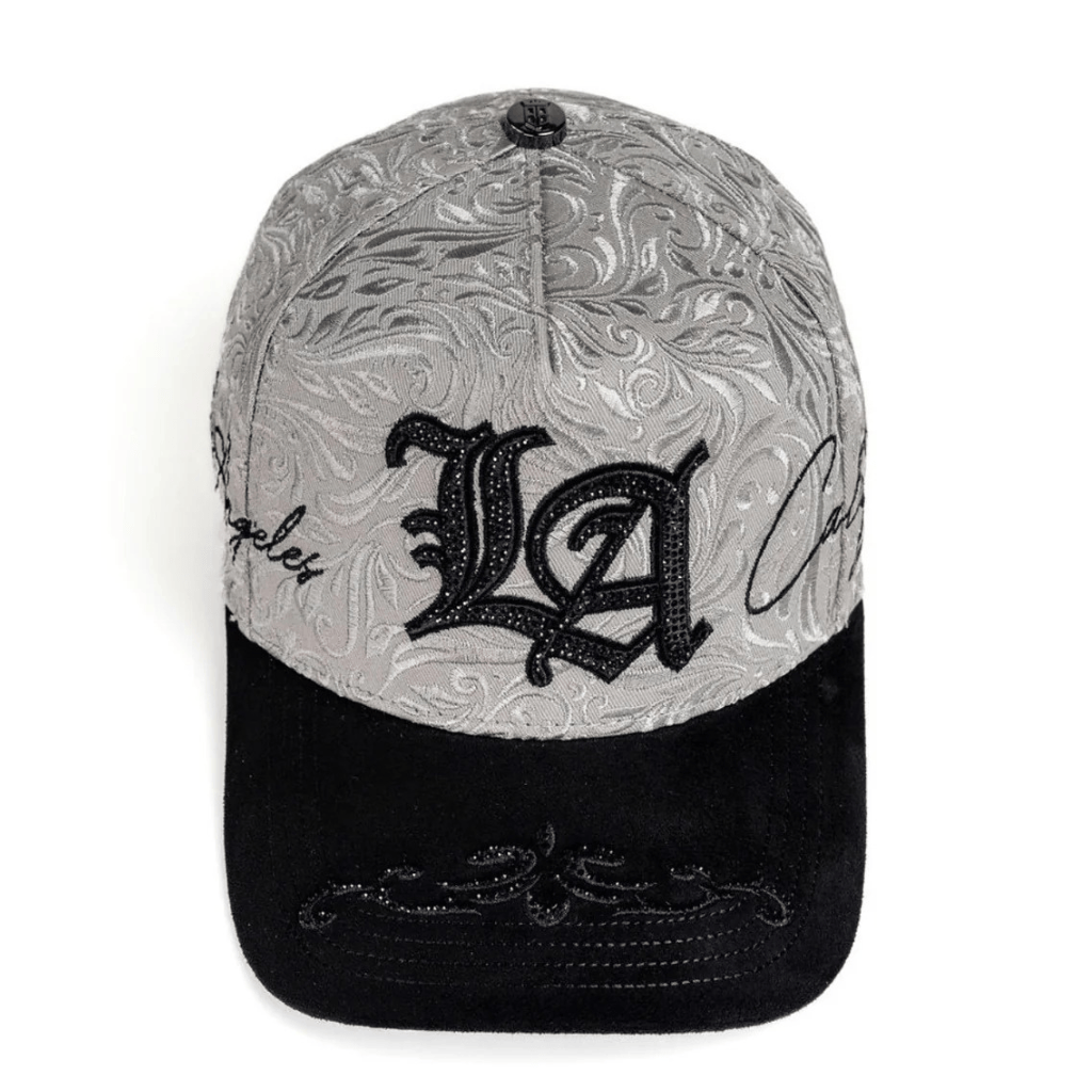 Vista superior de la gorra destacando bordado negro.