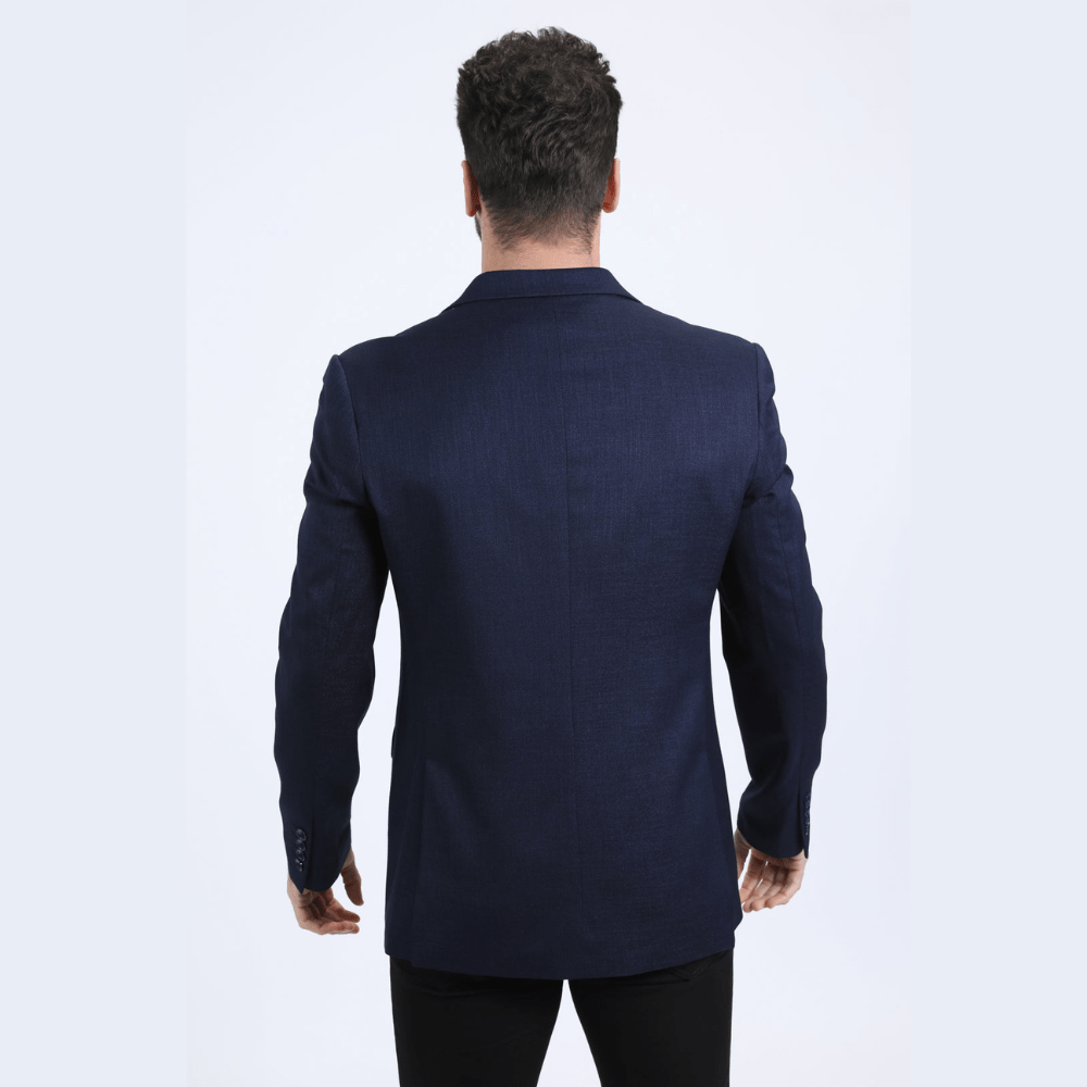 Vista trasera del blazer, corte slim y limpio.