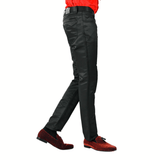 Vista lateral del pantalón resaltando la silueta estilizada.