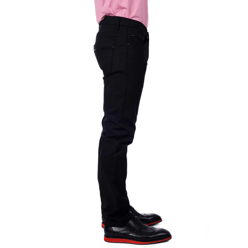 Vista lateral del pantalón negro corte slim ajustado al cuerpo.