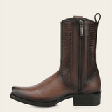 Vista lateral opuesta destacando tacón bajo y silueta limpia.