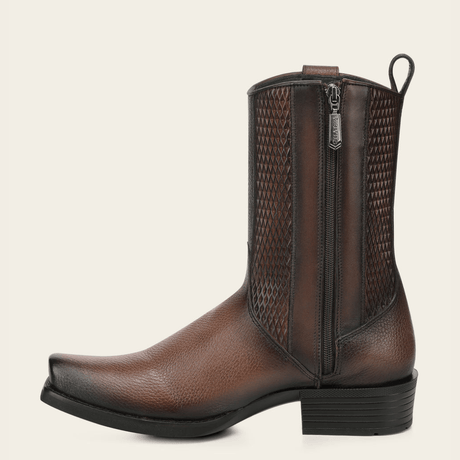 Vista lateral opuesta destacando tacón bajo y silueta limpia.