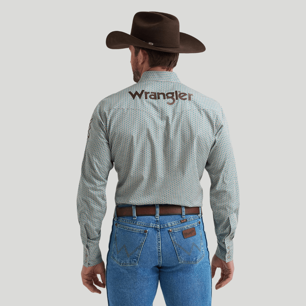 Vista trasera del logotipo Wrangler bordado en la parte superior.
