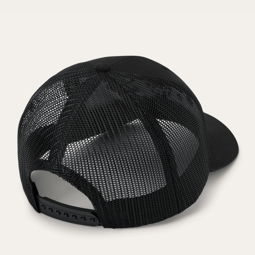 Vista trasera de la gorra luciendo malla y ajuste snapback.