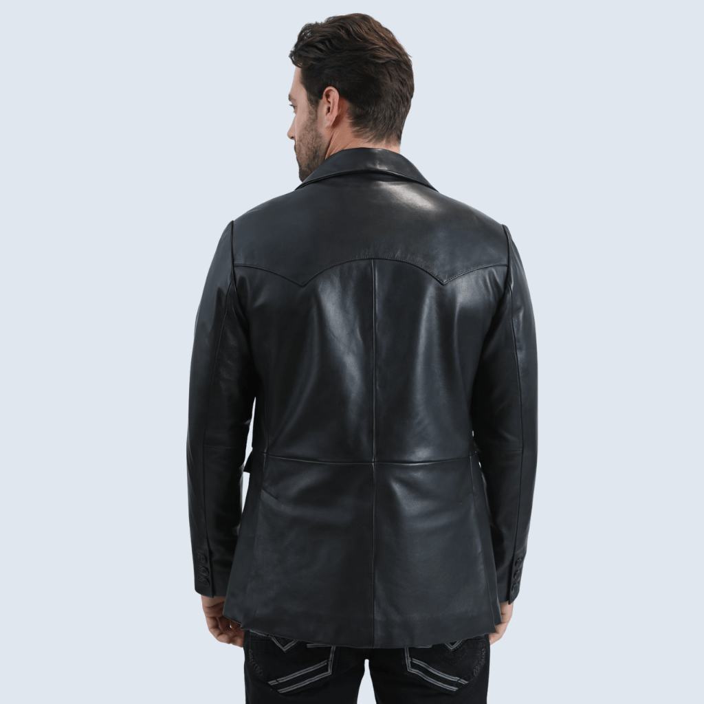 Vista trasera completa del blazer, mostrando el ajuste y largo.