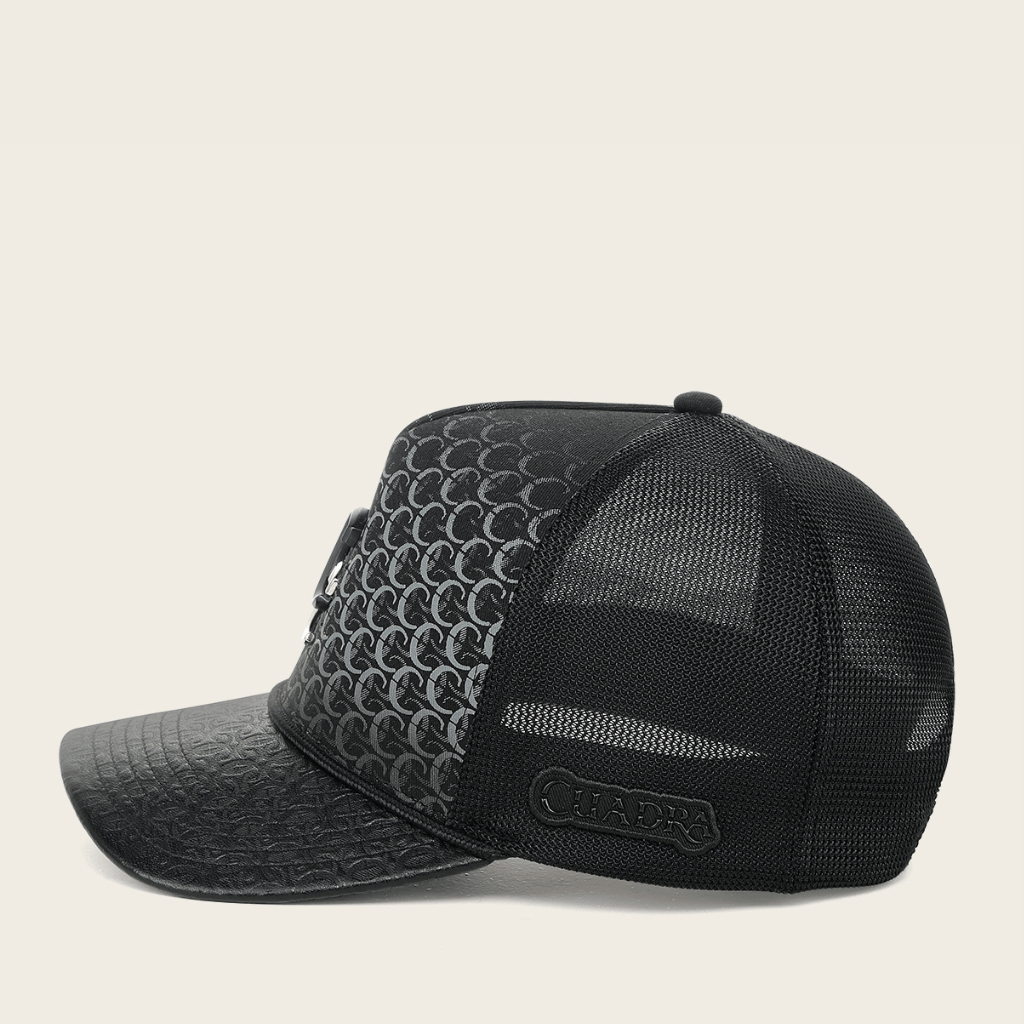 Perfil de la gorra mostrando la transición entre panel frontal y malla.