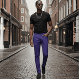 Hombre caminando por calle urbana con pantalón azul intenso.