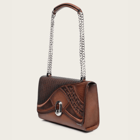 Vista en ángulo que muestra la forma estructurada y la textura de los detalles.