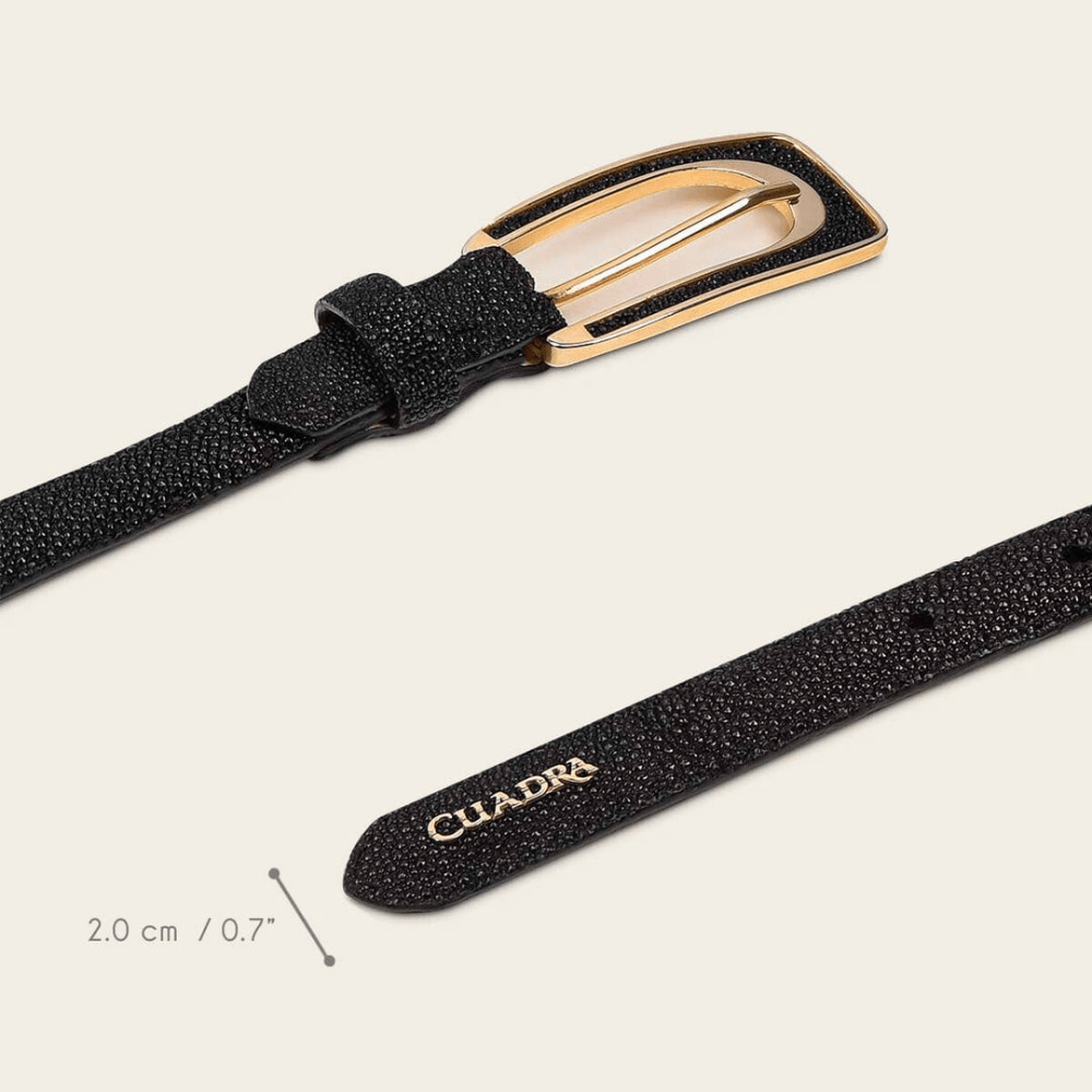 Detalle de la hebilla forrada en piel de mantarraya y medida de 2 cm de ancho.
