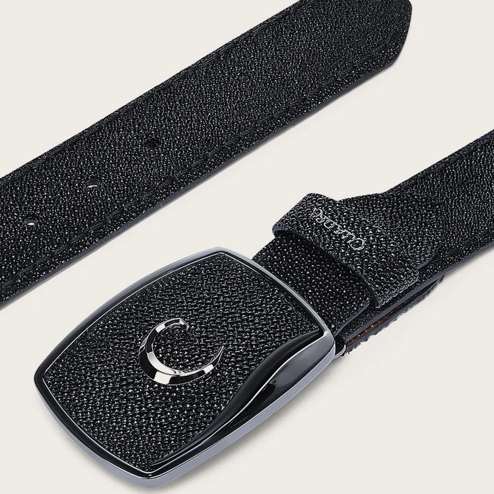 Cinturón extendido con detalle de la hebilla rectangular, forrada en la misma piel.