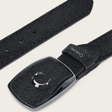 Cinturón extendido con detalle de la hebilla rectangular, forrada en la misma piel.