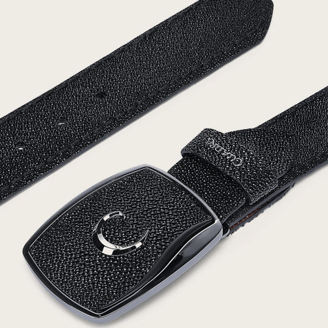 Cinturón extendido con detalle de la hebilla rectangular, forrada en la misma piel.