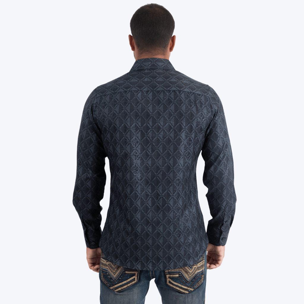 Vista trasera completa mostrando el patrón de la camisa.