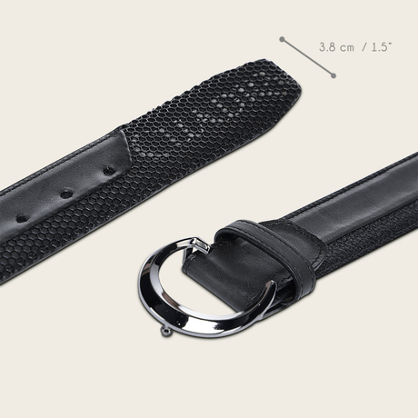 Cinturón extendido, ancho de 3.8 cm y hebilla cromada.