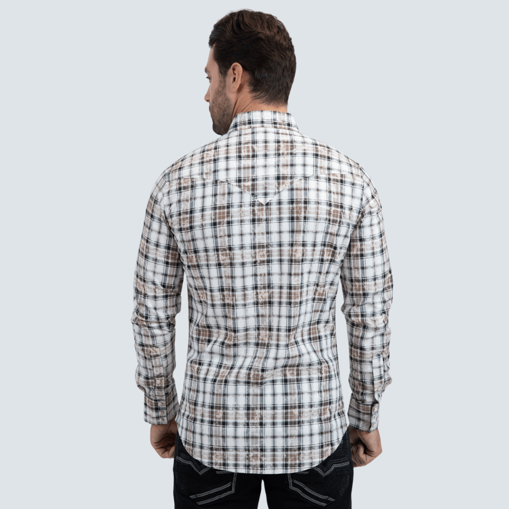 Vista trasera completa de la camisa a cuadros.