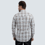 Vista trasera completa de la camisa a cuadros.