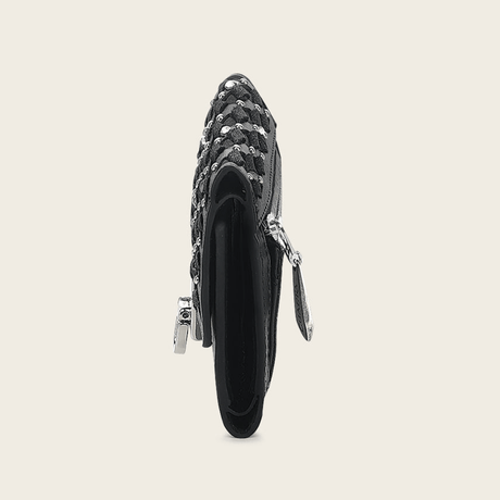 Perfil lateral que resalta su estructura compacta y elegante.