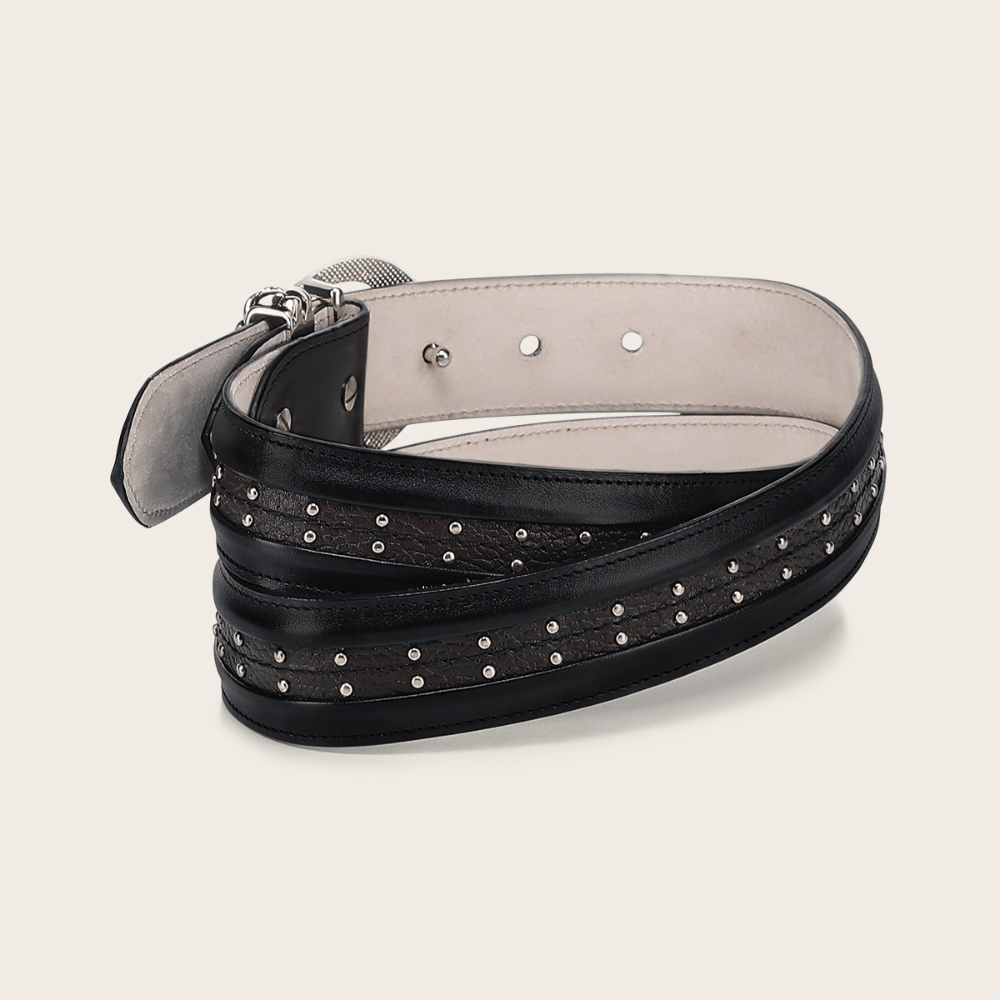 Cinto enrollado resaltando la elegancia del acabado y los herrajes metálicos.