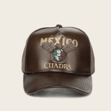 Vista frontal de gorra con bordado y parche decorativo.