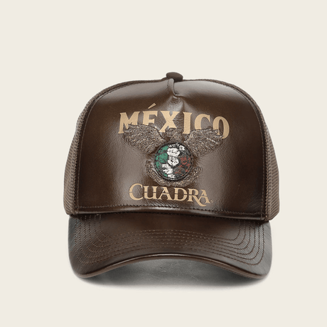 Vista frontal de gorra con bordado y parche decorativo.