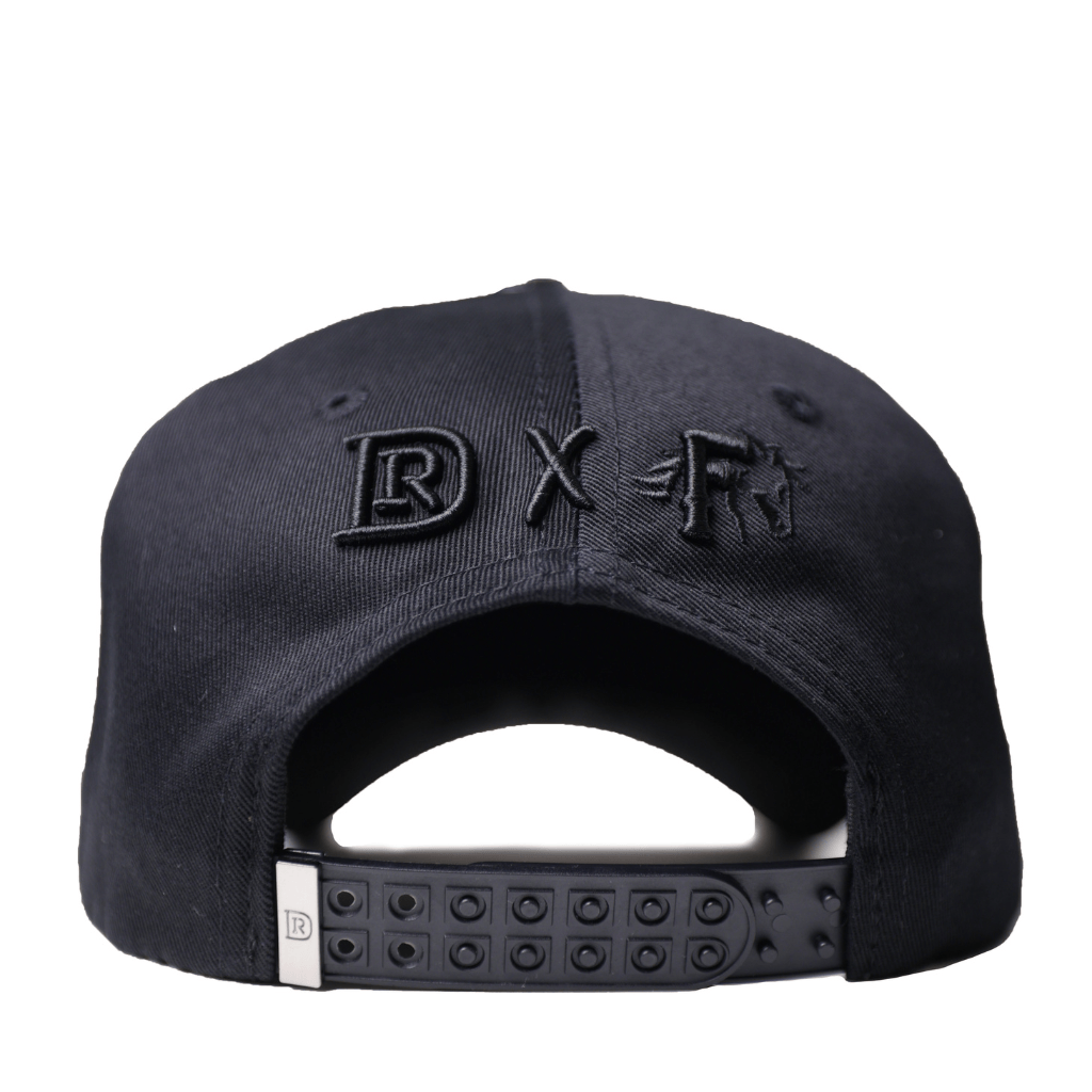 Vista trasera con cierre snapback ajustable.