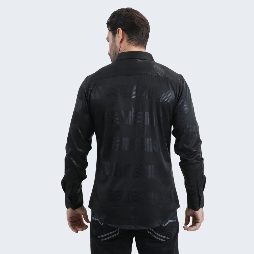 Vista posterior de la camisa, mostrando su caída ajustada y el acabado satinado.