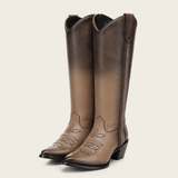 Par de botas juntas mostrando detalle de tachuelas.