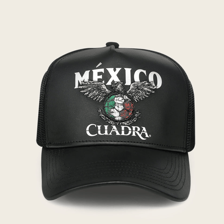 Vista frontal de gorra con bordado y parche decorativo.