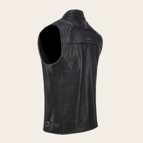 Vista trasera con aplicaciones en la parte superior y logotipo grabado.