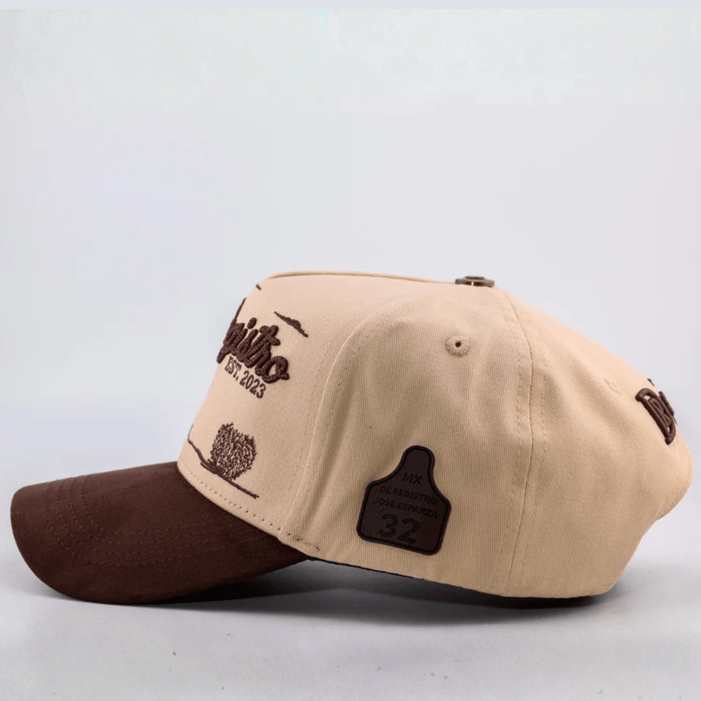 Lateral opuesto con más gráficos western bordados.