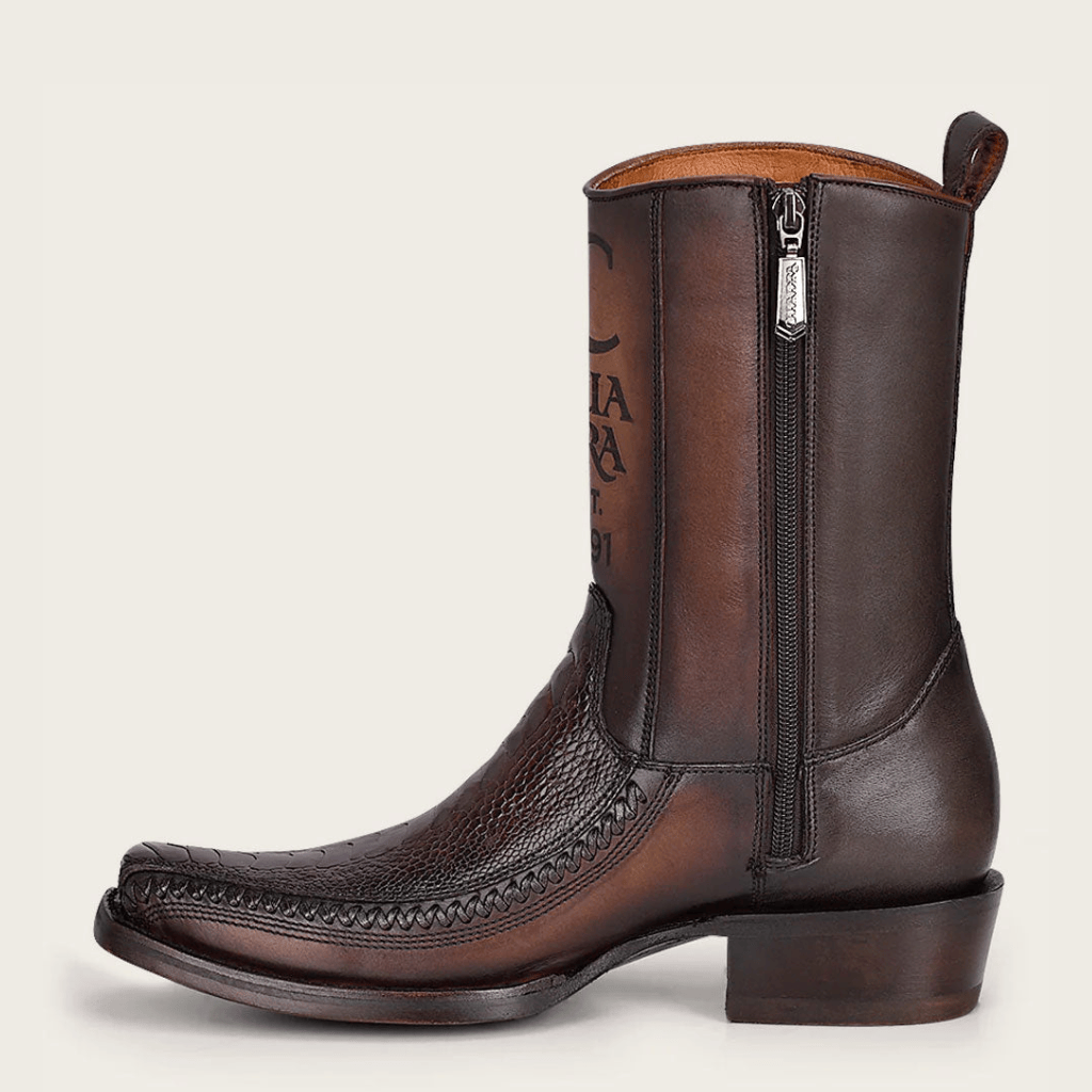 Vista lateral mostrando cierre frontal y acabado en piel.