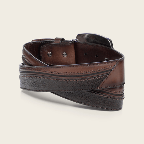 Cinturón enrollado que resalta su estructura firme y el color de la piel.