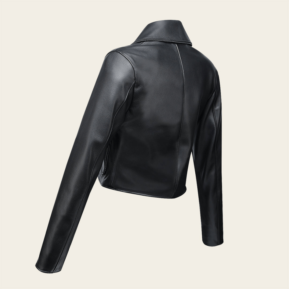 Vista trasera que muestra el corte limpio y la caída impecable de la piel.