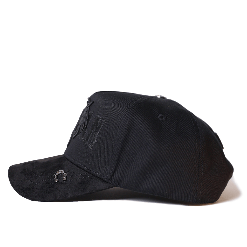 Vista lateral derecha de la gorra.