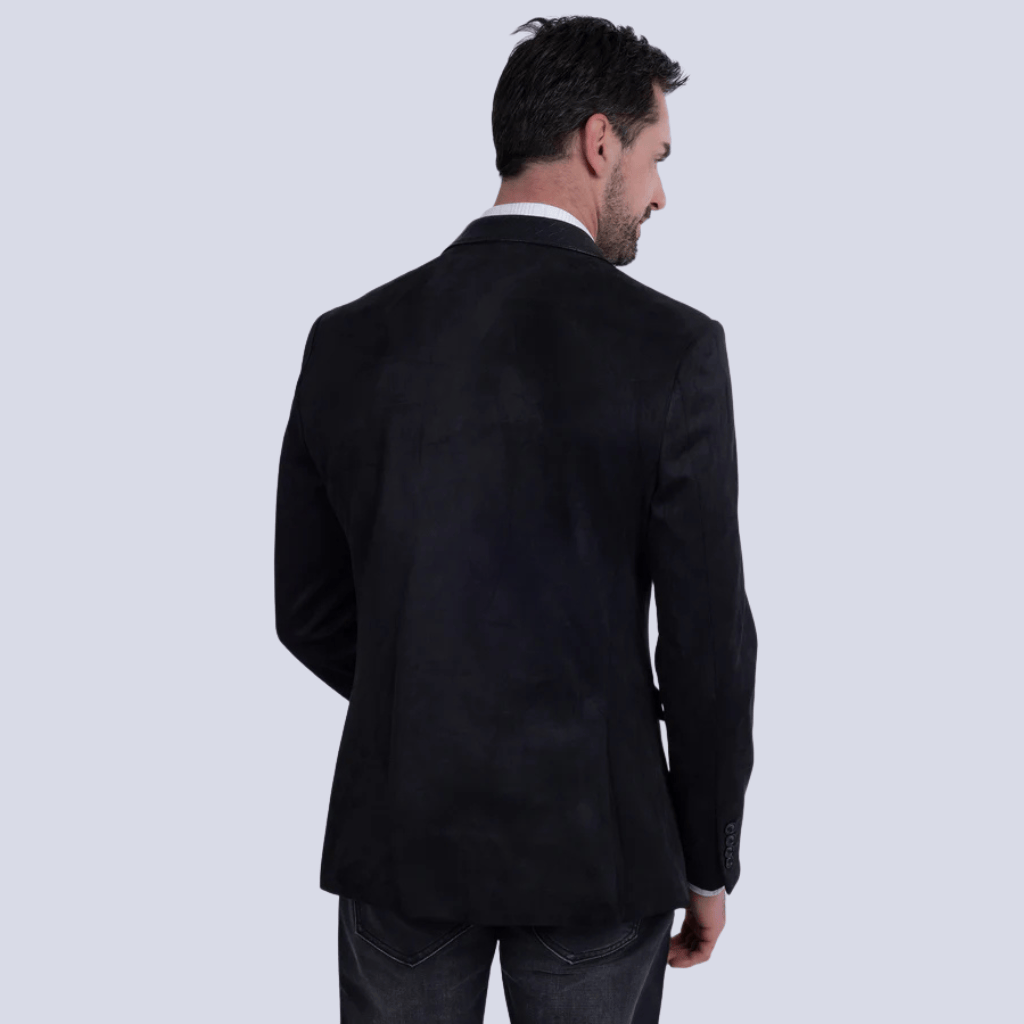 Vista trasera del blazer, caída limpia y estructura definida.