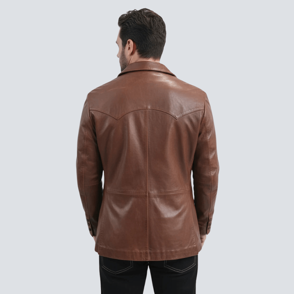 Vista trasera completa del blazer, mostrando el ajuste y largo.