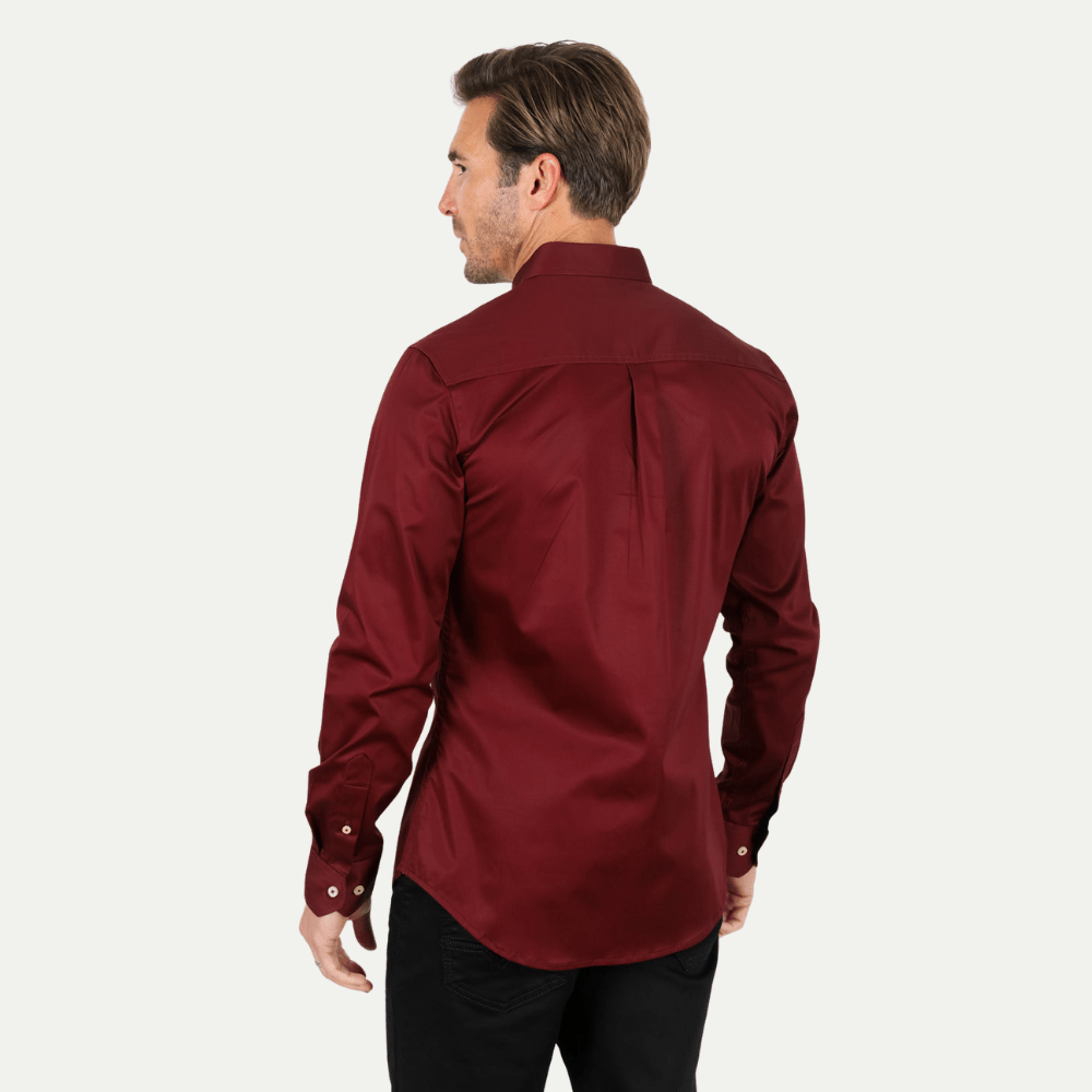 Vista posterior que resalta el corte limpio y la caída recta de la prenda.