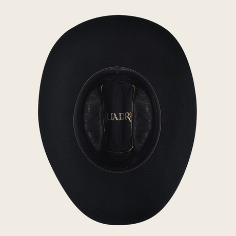 Interior del sombrero con forro y logo visible.