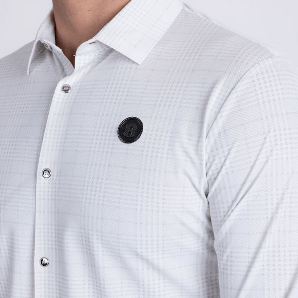 Acercamiento destacando el diseño geométrico y acabado premium.