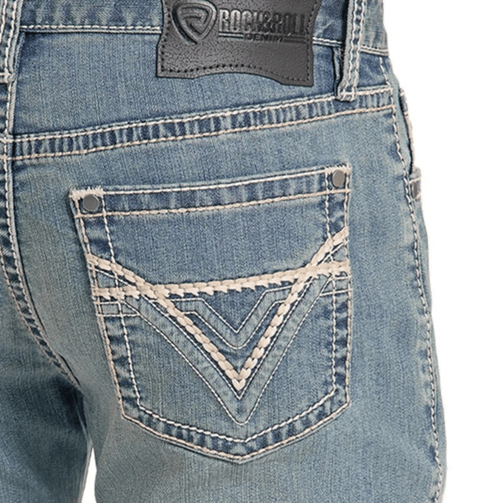 Detalle del bolsillo trasero con bordado en forma de “V”.