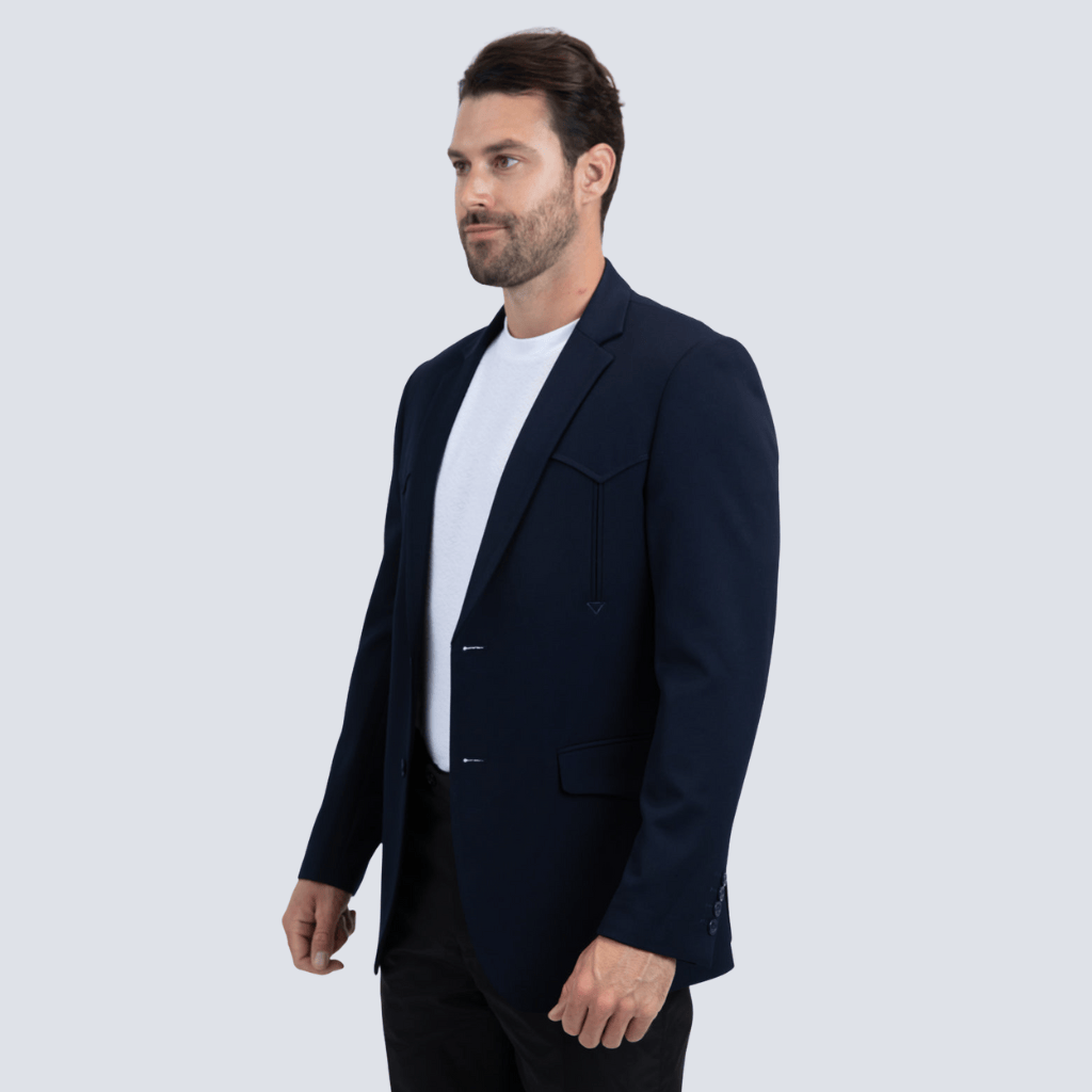 Hombre de perfil mostrando el corte moderno del saco.