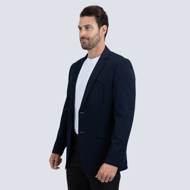 Hombre de perfil mostrando el corte moderno del saco.