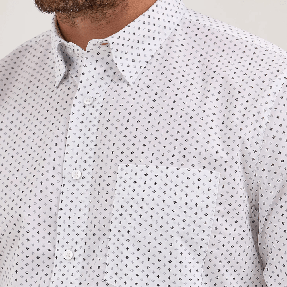 Primer plano del bolsillo con patrón geométrico en forma de diamantes.