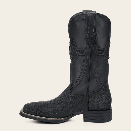 Vista lateral mostrando tacón bajo y textura en piel.