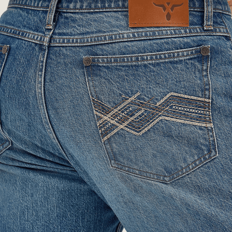 Acercamiento al bolsillo, se aprecia el bordado con hilos claros.