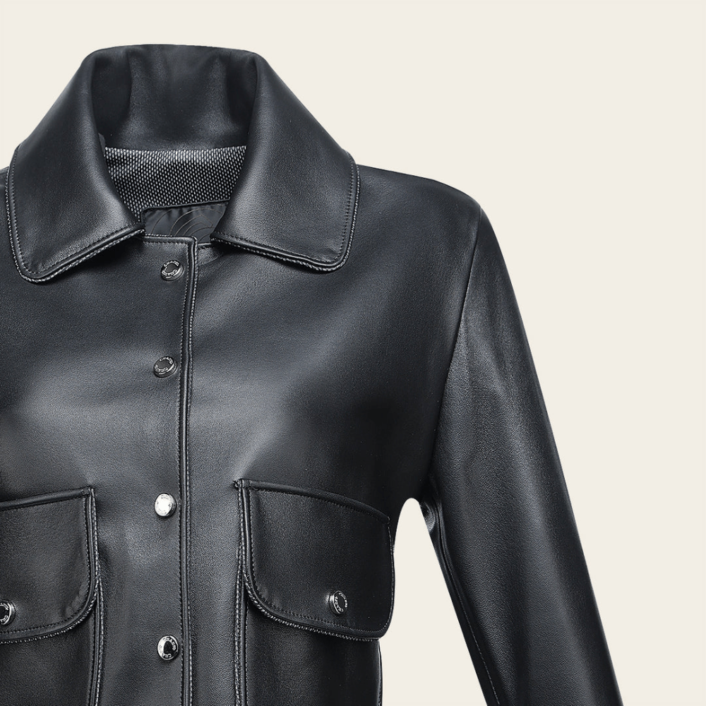 Primer plano mostrando el acabado liso en piel genuina, con botones metálicos.