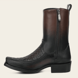 Silueta limpia con tacón bajo y suela negra.