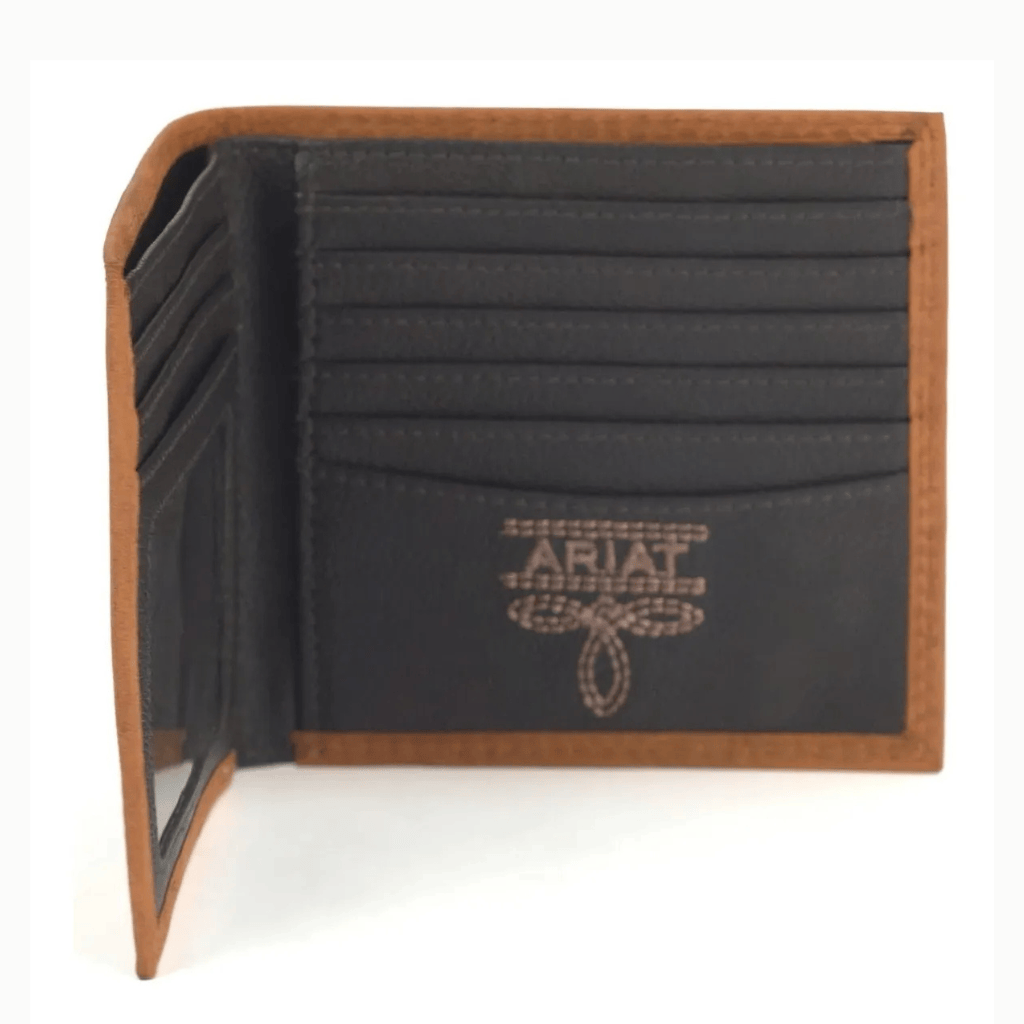 Interior con múltiples compartimentos para tarjetas.